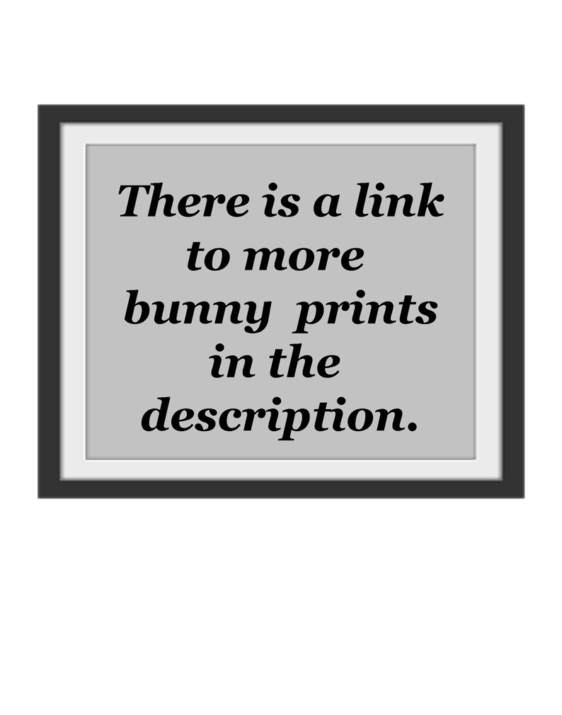 K&ouml;nnte beinhalten: Ein gerahmtes Bild mit grauem Hintergrund und schwarzem Text, der "There is a link to more bunny prints in the description." lautet.
