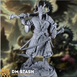 Puede incluir: Una miniatura impresa en 3D de color gris de una figura humanoide con cuernos, que lleva una túnica detallada y sostiene una espada y un bastón. La figura está de pie sobre una base circular.