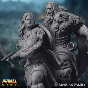 Puede incluir: Escultura en escala de grises de una familia bárbara. Una mujer sostiene a un bebé y una espada, mientras que un hombre con barba larga y capa de piel está detrás de ellos. El texto "BARBARIAN FAMILY" está en la parte inferior.