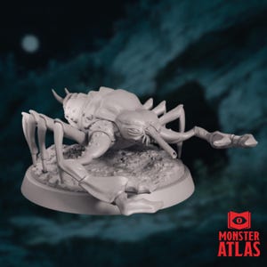 Può includere: Miniatura grigia di una mostruosa creatura insettoide con molteplici zampe, chele e corna. La figura è posizionata su una base strutturata. Il logo Monster Atlas si trova in basso a destra.