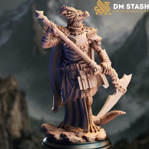 Puede incluir: Figura detallada de dragón beige, sosteniendo un bastón y una cuchilla curva. La figura lleva armadura y una capa. La base tiene un diseño circular negro. El texto "DM STASH PRINT.PAINT.PLAY" está en la esquina superior derecha.