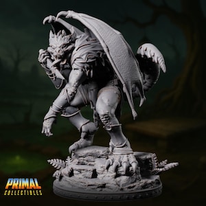 以下が含まれることがあります： 大きな翼、爪、そして不気味な表情をした灰色のガーゴイルの置物。フィギュアは、黄色と青のロゴで「Primal Collectibles」という言葉が書かれた岩の台座の上に立っています。