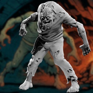 Puede incluir: Una figura de zombie en miniatura de color gris, impresa en 3D y detallada. La figura está en posición de caminar con los brazos extendidos. El zombie lleva una camisa y pantalones rotos, revelando su estructura esquelética.