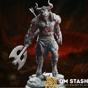 以下が含まれることがあります： 二枚刃の斧と矢を持つミノタウロス戦士の精巧なフィギュア。ミノタウロスは角、毛皮、鎧を持っています。フィギュアはグレーで、岩の台座の上に立っています。背景はぼやけた燃えるような赤色です。