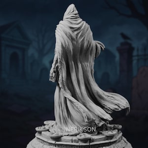 Puede incluir: Una figura esculpida detallada, de color gris, que representa a una persona vestida con una t&uacute;nica, de pie sobre una base circular con dise&ntilde;os intrincados. La figura est&aacute; de espaldas al espectador, con los brazos extendidos y la cabeza cubierta por una capucha. La figura est&aacute; de pie frente a un fondo oscuro y borroso.
