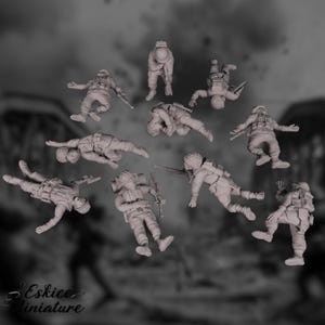 以下が含まれることがあります： 様々なポーズのミニチュア兵士フィギュアのコレクション。うつ伏せ、立っている、落下しているなど。フィギュアは軍事装備と制服で詳細に表現されており、背景はぼやけて煙っています。全体的なカラースキームはグレースケールです。