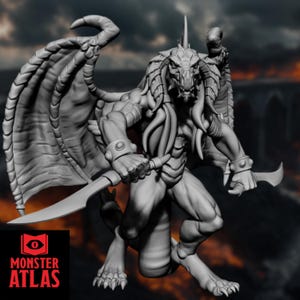 Puede incluir: Una figura gris detallada de un monstruo alado que sostiene dos espadas curvas. La criatura tiene una cabeza de reptil, tentáculos y detalles blindados. El logotipo de Monster Atlas está en la esquina inferior izquierda.