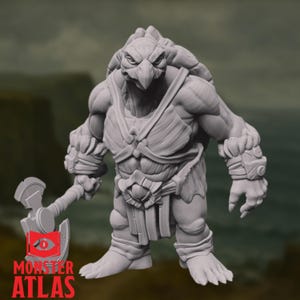 Puede incluir: Una figura miniatura gris y detallada de una criatura parecida a una tortuga con una cabeza de pájaro y una cresta de plumas. La criatura sostiene un pequeño hacha en su mano derecha. La figura está de pie sobre un fondo gris.