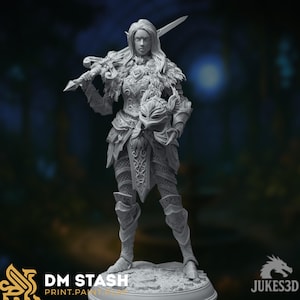 Puede incluir: Una detallada figura gris de una guerrera, sosteniendo una espada y un casco. La figura está vestida con una armadura ornamentada con diseños intrincados y un cuello de piel. La base de la figura tiene el texto "DM STASH PRINT.PAINT.PLAY".