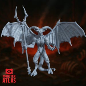 Puede incluir: Una figura gris de un demonio cornudo con grandes alas, sosteniendo un báculo con una parte superior en forma de tridente. El demonio tiene un físico musculoso y se para sobre pies con garras. El fondo es rojo fuego con el logo "Monster Atlas".