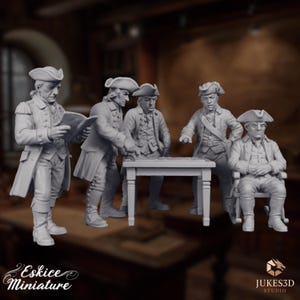 Pode incluir: Um grupo de cinco figuras em miniatura cinzentas de homens com vestimentas do século XVIII. Uma figura lê um livro, enquanto outras se reúnem em volta de uma mesa. As figuras são detalhadas com casacos, chapéus e uma está sentada. O texto "Eskice Miniature" está em baixo à esquerda.