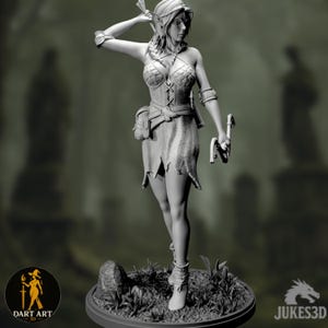 Peut inclure: Figurine imprimée en 3D en niveaux de gris d'une archère elfe. L'elfe porte un corsage, une jupe et des bottes détaillés, avec un carquois et un arc. La figurine est posée sur un socle avec de l'herbe et une petite roche. Logos Dart Art et Jukes3D visibles.