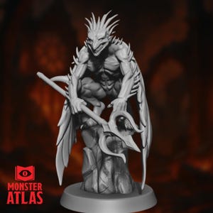 Puede incluir: Una figura miniatura gris y detallada de una criatura humanoide alada con dientes y garras afiladas, sosteniendo un arma similar a un tridente. La figura está en posición de cuclillas, con las alas extendidas detrás de ella.