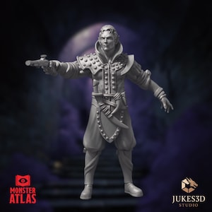 Puede incluir: Miniatura gris impresa en 3D de un personaje de fantasía, sosteniendo una pistola. La figura viste un atuendo detallado con cuello alto, hombreras con tachuelas y un cinturón decorativo. Los logotipos de Monster Atlas y Jukes3D Studio son visibles.
