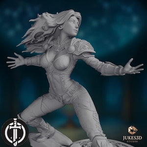 Peut inclure: Une figurine miniature en résine grise représentant une guerrière en position de combat dynamique avec des cheveux flottants, portant une armure détaillée sur les épaules et le torse, un pantalon ajusté et des bottes sur un socle circulaire.