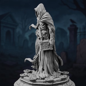 Puede incluir: Una figura gris y encapuchada con apariencia esquel&eacute;tica sostiene un libro cerrado en un entorno de cementerio. La figura est&aacute; de pie sobre una base circular con dise&ntilde;os intrincados.