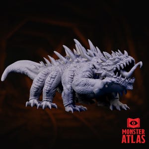 Könnte beinhalten: Detaillierte, hellgraue Monsterfigur mit mehreren Beinen, scharfen Rückenstacheln, einem zahnigen Maul und einer langen Zunge. Die Figur hat ein strukturiertes, schuppiges Aussehen und ist mit dem Logo "Monster Atlas" in Rot versehen.