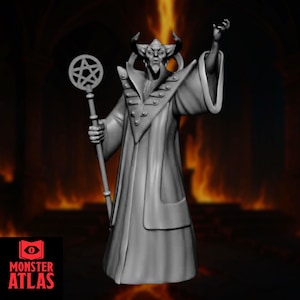 Puede incluir: Una figura gris de una figura con cuernos con una larga túnica, sosteniendo un bastón con un pentagrama. La figura tiene una larga barba y posa con un brazo levantado. El fondo presenta una escena de fuego, y el logo "MONSTER ATLAS" es visible.