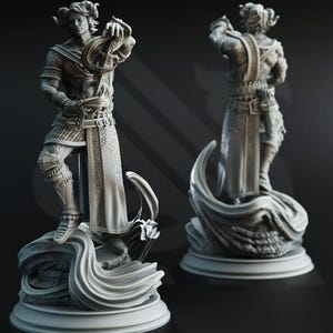 Può includere: Statua grigia dettagliata di una figura con corna, che tiene in mano un oggetto decorativo. La statua è su una base con un design a forma di onda. La figura indossa un'armatura e un lungo indumento.