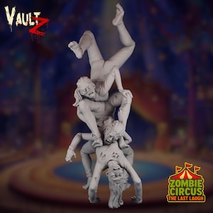Puede incluir: Una escultura gris de tres figuras de zombis apiladas una encima de la otra en una pose circense. La escultura tiene el texto "Vault Z" y "Zombie Circus The Last Laugh". Los zombis tienen carne expuesta y ropa rasgada.