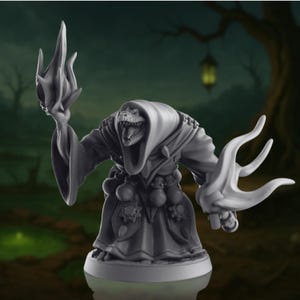 Puede incluir: Miniatura gris de fantasía de una criatura con rostro de reptil, vestida con una túnica con capucha y sosteniendo un báculo llameante y un arma de tres puntas. La figura se alza sobre una base redonda, con un fondo borroso de bosque.