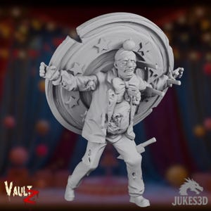 Puede incluir: Figura impresa en 3D de un payaso zombi con un gran disco estrellado detrás. El payaso viste un traje andrajoso y sostiene dos hachas pequeñas. Una manzana se equilibra en su cabeza. Logotipos de Vault Z y Jukes3D visibles.
