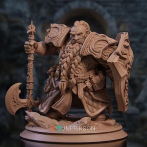 Puede incluir: Figura detallada impresa en 3D de un guerrero enano, sosteniendo un hacha y un escudo. La figura está vestida con una armadura ornamentada con una larga barba trenzada y una expresión severa. La base es redonda, y el color general es marrón claro.