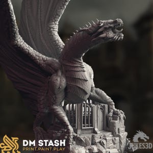 Puede incluir: Una detallada escultura de dragón gris con grandes alas, posada sobre una estructura de piedra con una puerta y una puerta. El dragón tiene la boca abierta, revelando dientes. La base de la escultura tiene el texto "DM STASH PRINT.PAINT.PLAY".