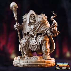 Puede incluir: Una figura en miniatura detallada de un chamán Orco, pintada en un esquema de color gris. El Orco lleva una túnica con capucha con un diseño de calavera y sostiene un bastón con una esfera en la parte superior. El Orco está de pie sobre una base circular con una superficie texturizada.