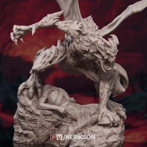 Puede incluir: Escultura detallada de una criatura monstruosa con alas de murciélago, garras afiladas y una expresión amenazante, atacando a una figura que yace sobre una superficie rocosa. La escultura es de color neutro, con un fondo rojo oscuro.