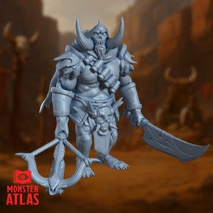 Peut inclure: Figurine bleu clair d'un monstre cornu au visage de crâne, tenant une arbalète et une grande lame. La figurine porte une armure et une ceinture avec des munitions. Le logo Monster Atlas est en bas à gauche.