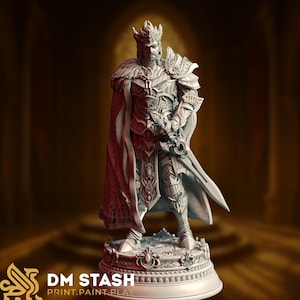 Puede incluir: Una detallada figura gris de un rey con armadura completa, que lleva una corona y empuña una espada. La figura tiene una capa y está sobre una base decorativa. El texto "DM STASH PRINT.PAINT.PLAY" es visible en la parte inferior.