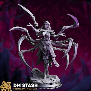 Puede incluir: Figura de fantasía gris de una guerrera con múltiples brazos, cada uno sosteniendo una cuchilla curva. La figura está de pie sobre una base rocosa, con el texto "DM STASH PRINT.PAINT.PLAY" en la parte inferior.