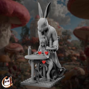Puede incluir: Escultura gris impresa en 3D que representa una escena con una gran figura de conejo sirviendo a una mujer en una mesa. La mujer está sentada en una mesa redonda con botellas. La figura del conejo sostiene una bandeja con botellas. El fondo presenta un paisaje caprichoso.