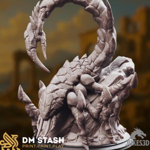 Puede incluir: Una figura de escorpión impresa en 3D, sin pintar y de color marrón claro, con un exoesqueleto segmentado de textura rocosa y una cola con aguijón curvada y elevada. La criatura está sobre una base de roca. Texto inferior: DM STASH PRINT.PAINT.PLAY.