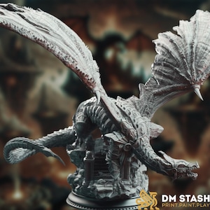 Puede incluir: Una miniatura de dragón gris detallada con las alas extendidas, posada sobre una base rocosa. El dragón tiene un cuerpo texturizado y escamoso y una expresión feroz. La base está decorada con detalles intrincados, incluyendo una pequeña escalera.