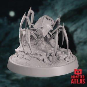 Può includere: Miniatura grigia e dettagliata di un ragno meccanico, posizionata su una base rocciosa. Il ragno ha più zampe articolate e un corpo segmentato. La base è una piattaforma circolare. Il logo Monster Atlas è in basso a destra.