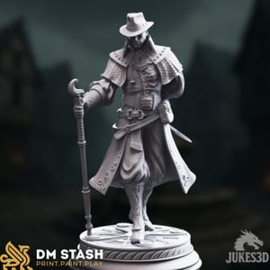 Puede incluir: Una figura gris de un personaje con sombrero y abrigo largo, sosteniendo un bastón y una espada. La figura está sobre una base circular. El texto "DM STASH PRINT.PAINT.PLAY" es visible.