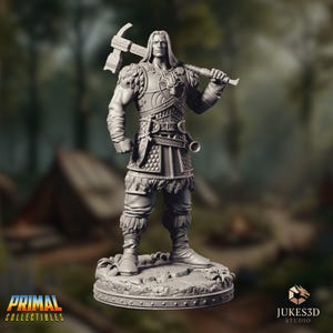 Op de afbeelding: Een grijze miniatuurfiguur van hars van een krijger die op een ronde voet staat. Het figuur heeft lang haar, draagt een gedetailleerd harnas met bontaccenten en draagt een grote bijl over één schouder. Een kleine dolk zit aan de riem.