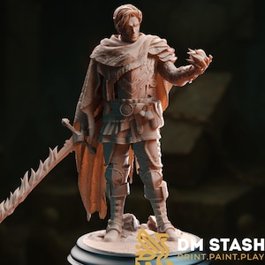 Könnte beinhalten: Eine detaillierte Miniaturfigur eines Fantasy-Charakters, ein Krieger mit einem Schwert und einem Umhang, in hellbrauner Farbe bemalt.