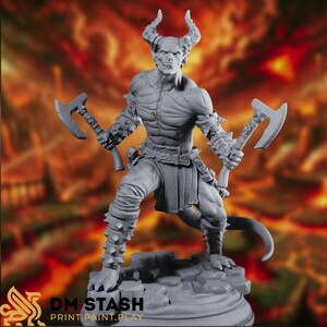 Puede incluir: Figura gris de un demonio cornudo con dos hachas. El demonio tiene un físico musculoso, armadura con púas y una cola. La figura está sobre una base de piedra, con el texto "DM STASH PRINT.PAINT.PLAY" en la parte inferior.
