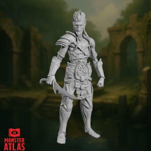 Op de afbeelding: Een grijze fantasiefiguur van een krijger met een gebogen zwaard. De figuur draagt ​​pantser op de schouders, armen en benen. De figuur heeft puntige oren en een strenge uitdrukking. De achtergrond toont een wazig beeld van een oude ruïne. Het Monster Atlas-logo staat linksonder.