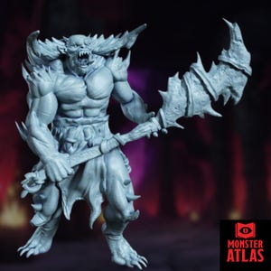 Puede incluir: Una figura de fantasía musculosa de color azul claro con cuernos, dientes afilados y un arma grande con bordes dentados. La figura sostiene el arma con ambas manos. El logotipo de Monster Atlas está en la esquina inferior derecha.