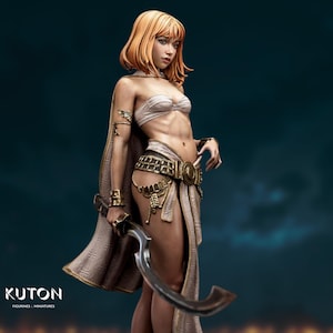 Puede incluir: Una figura femenina con el pelo largo y ondulado rubio, vestida con un atuendo blanco y dorado con una espada. La figura está en una postura dinámica, con una mano en la cadera y la otra sosteniendo la espada. La figura está hecha de resina de alta calidad y está pintada con detalles intrincados.