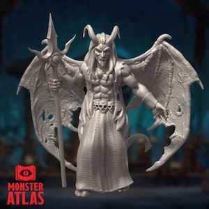 Puede incluir: Figura gris de un demonio con cuernos y grandes alas, sosteniendo un báculo. El demonio viste una larga túnica y tiene un cinturón con calaveras. El logotipo de Monster Atlas es visible en la esquina inferior izquierda.