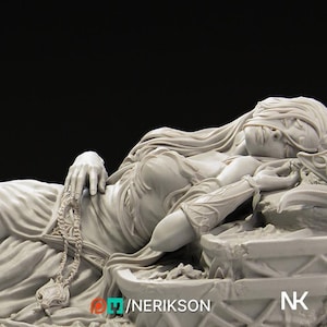 Puede incluir: Una escultura de mármol blanco de una mujer acostada con los ojos cerrados. Lleva una túnica larga y fluida y un collar con un colgante. La escultura está sobre un fondo negro.