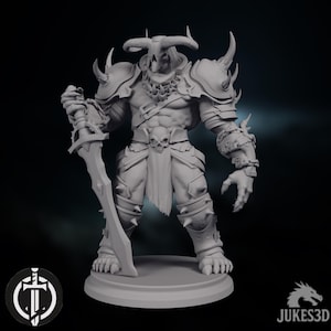 Puede incluir: Una detallada figura gris de un guerrero con cuernos, sosteniendo una gran espada. El guerrero está vestido con una armadura con detalles puntiagudos y un cinturón adornado con calaveras. La figura se encuentra sobre una base circular, con el logo "JUKES3D".