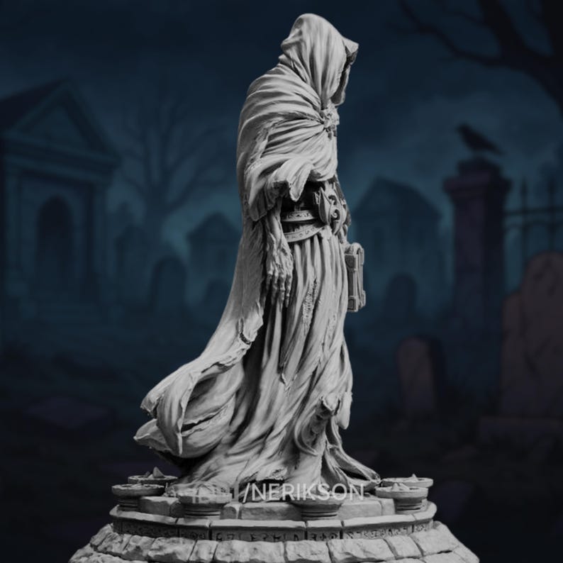Puede incluir: Una figura esculpida en gris detallada de una persona vestida con una t&uacute;nica de pie sobre una base de piedra. La figura lleva una t&uacute;nica larga y fluida con una capucha sobre la cabeza. La figura sostiene un libro en su mano derecha. La base est&aacute; decorada con intrincados tallados.