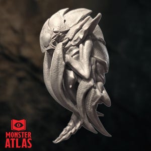 Puede incluir: Modelo 3D gris detallado de una criatura insectoide fantástica. El modelo tiene un exoesqueleto complejo y en capas con múltiples apéndices y un cuerpo segmentado. El logotipo de Monster Atlas es visible en la esquina inferior izquierda.