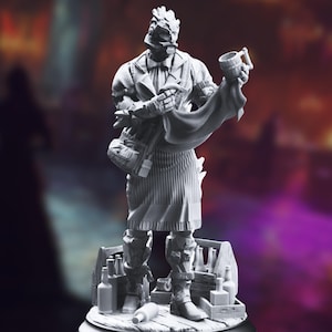 Puede incluir: Una figura impresa en 3D de color gris de una figura humanoide que lleva un traje y sostiene una taza. La figura está de pie sobre una base con una caja de madera y botellas.
